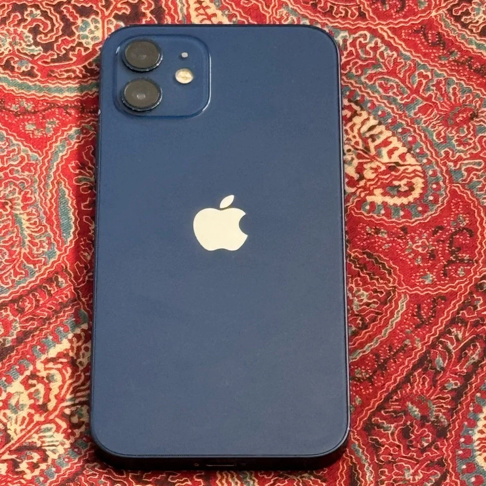 IPhone 12 128gb great condition comes with awesome accessories